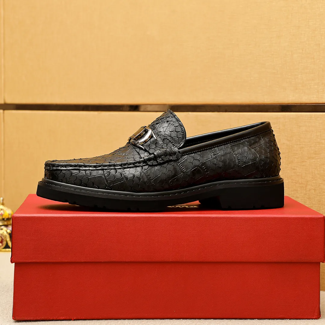 Men's shoes 💰520 💐 Product trademark: Ferragamo "Ferragamo" casual leather shoes Regular size: 38-44 (45.46🉑️customized) Product materials: Selected imported first-layer calfskin embossed upper + original hardware buckle, imported water-dyed cow leather lining. Strong three-dimensional visual effect, original outsole color: 1⃣️color optional